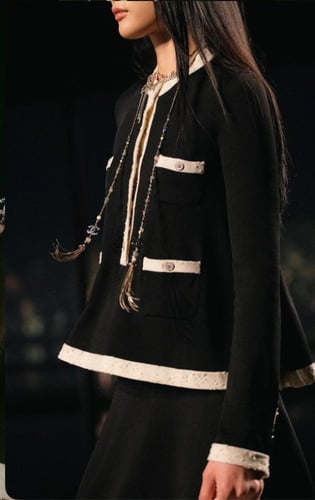 2025 كنزة شانيل بلوفر أسود بيج صوف