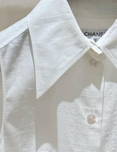 2025 بلوزة شانيل أبيض أو وردي بلا أكمام بطبعات لوق...