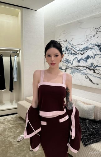 2025 قميص شانيل توب برغندي وردي