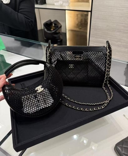 2025 حقيبة شانيل صغيرة جلد أسود لامع شبكي بمعدن ذه...