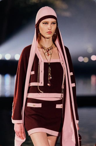 2025 قميص شانيل توب برغندي وردي