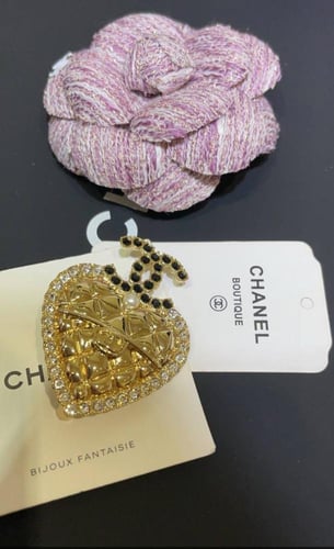 2025 بروش شانيل قلب مزخرف ذهبي