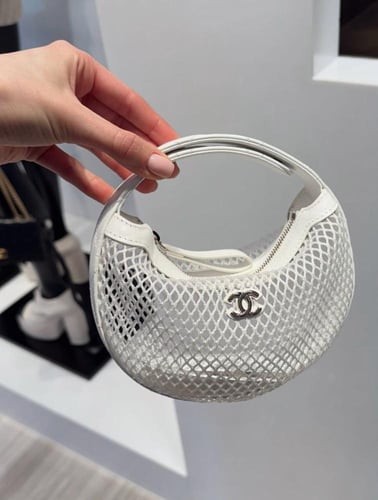 2025 حقيبة شانيل صغيرة جلد أسود لامع شبكي بمعدن ذه...