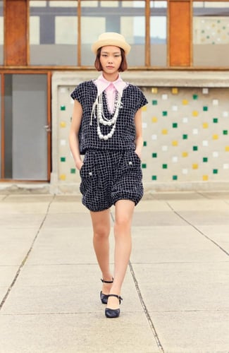 2025 بلوزة شانيل أبيض أو وردي بلا أكمام بطبعات لوق...