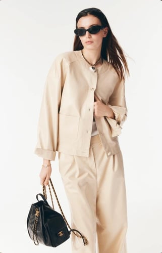 2025 بنطلون شانيل جلد بيج