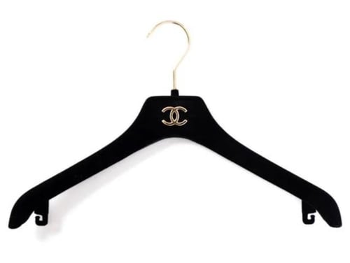 معلاق ملابس شانيل أسود مخمل وشعار ذهبي معدني