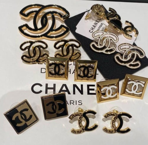 بروش شانيل أو أقراط شانيل ذهبي أبيض أسود