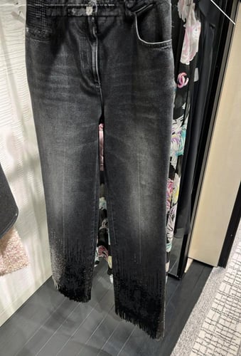 2025 جينز شانيل مطرز بالخرز أبيض أو أسود