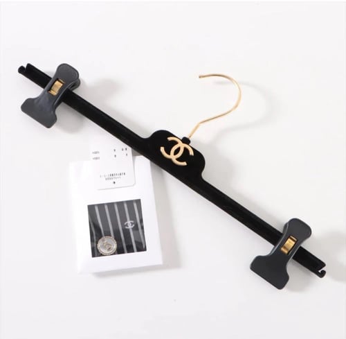 معلاق ملابس شانيل أسود مخمل وشعار ذهبي معدني