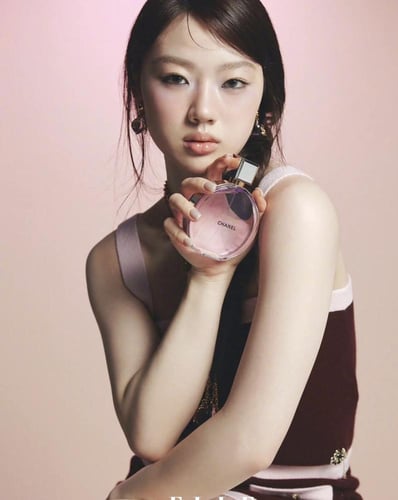 2025 قميص شانيل توب برغندي وردي