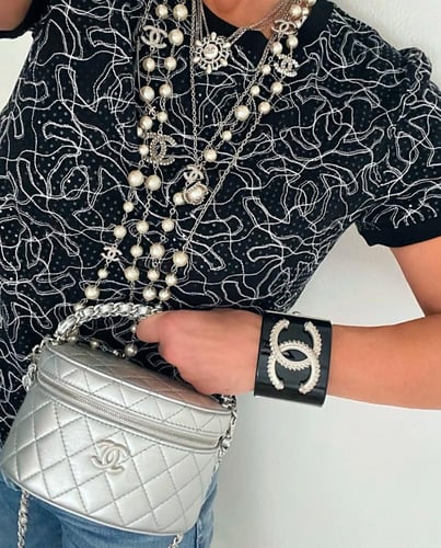 2025 تيشيرت شانيل توب أسود براق