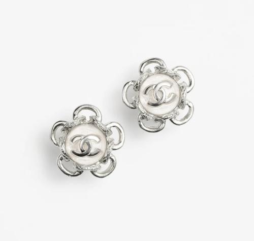 2024 أقراط شانيل غلق مسمار فضي أبيض لؤلئي