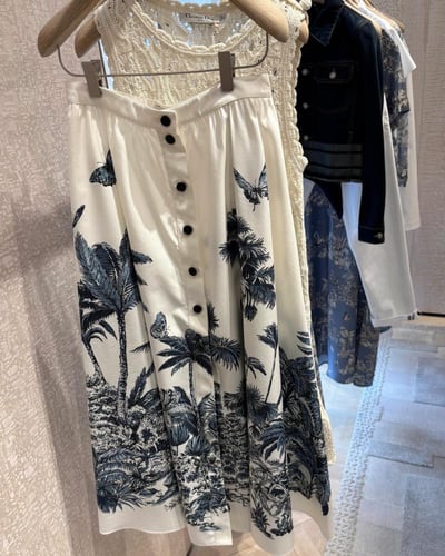 2025 تنورة ديور ديوريڤيرا بأشجار النخيل أبيض أزرق