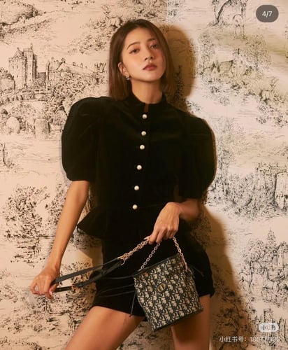 2025 جاكيت ديور أسود مخمل بأكمام قصيرة منفوخة و بأ...