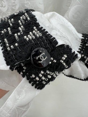 2025 بلوزة شانيل مطرزة باللونين الأبيض والأسود حري...