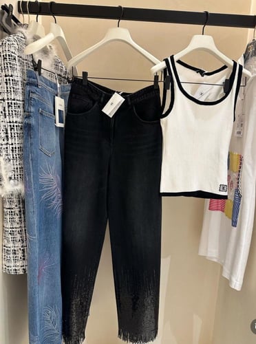 2025 جينز شانيل مطرز بالخرز أبيض أو أسود