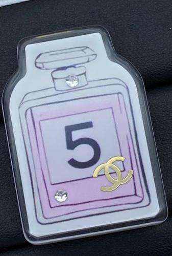 2024 بروش شانيل وردي ذهبي راتنج على شكل عطر شانيل...