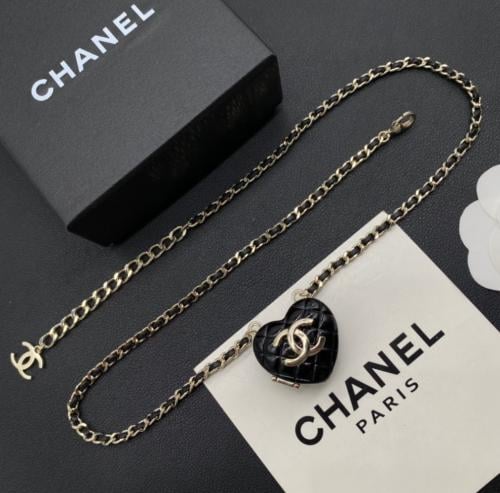 قلادة شانيل قلب يفتح بمرأة أسود ذهبي
