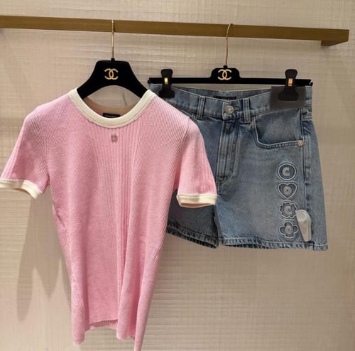 2025 تيشيرت شانيل توب قميص وردي كوكو بيتش