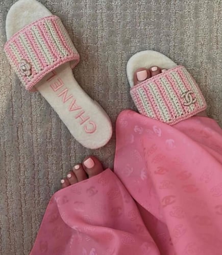 2024 حذاء شانيل كروشيه وردي مفتوحة من الخلف