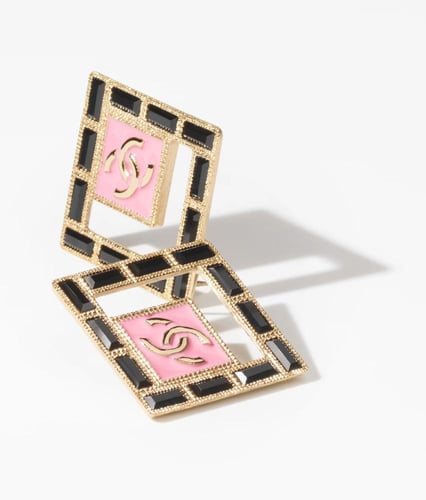 2024 أقراط شانيل غلق مسمار ذهبي، وردي، أسود