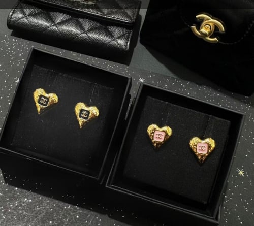 2024 شانيل اقراط غلق مسمار على شكل قلب ذهبي اسود