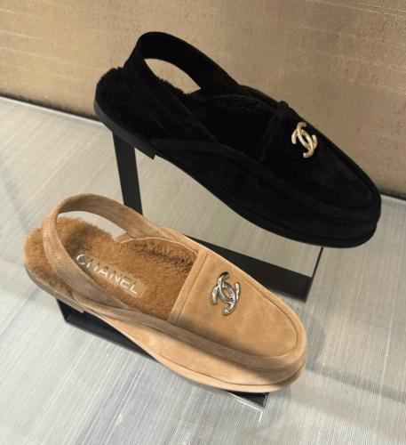 حذاء شانيل المخملي مبطن بالفرو