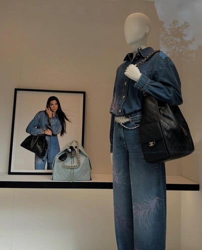 CHANEL 25 حقيبة شانيل جلد أسود وهاردوير ذهبي