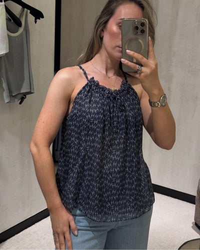 2025 قميص شانيل توب كحلي بنقشات شعار