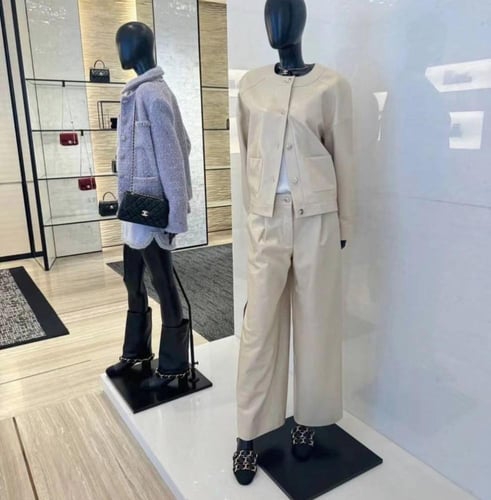 2025 جاكيت شانيل جلد بيج