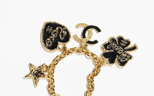 2024 قلادة شانيل بدلاية معدن ذهبي، أسود