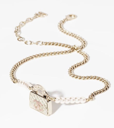 2024 قلادة شانيل بدلاية ذهبي، أبيض لؤلئي، وردي