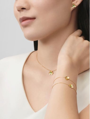 قلادة فان كليف فريفول ذهبي بفص أخضر ميني