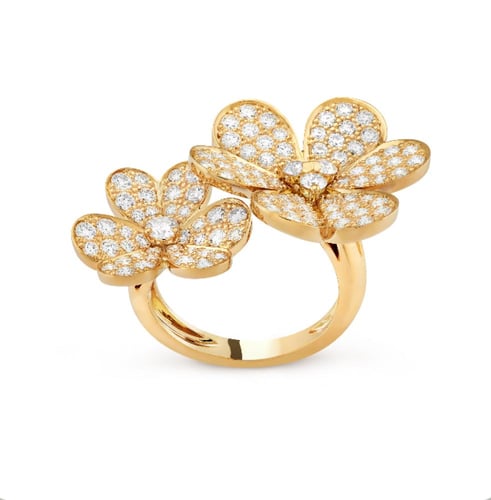 خاتم فان كليف فريفول ذهبي مرصع كبير بين الأصابع