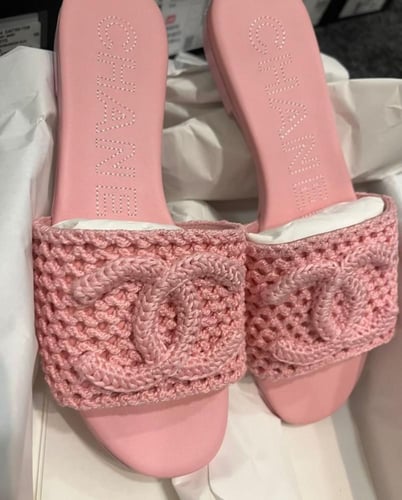 2024 حذاء شانيل كروشيه وردي صيفي للشاطئ