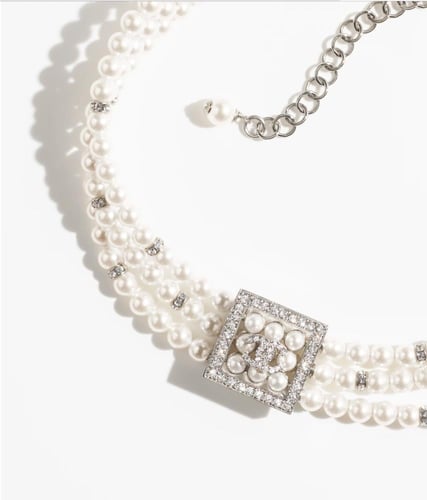 2024 قلادة شوكر شانيل فضي، أبيض لؤلئي، كريستالي