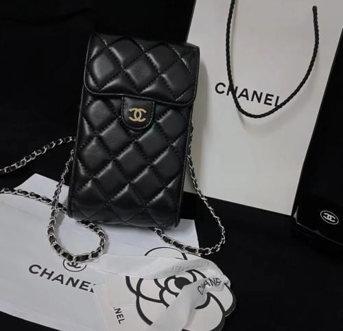 حامل هاتف أسود بشعار ذهبي و سلسلة