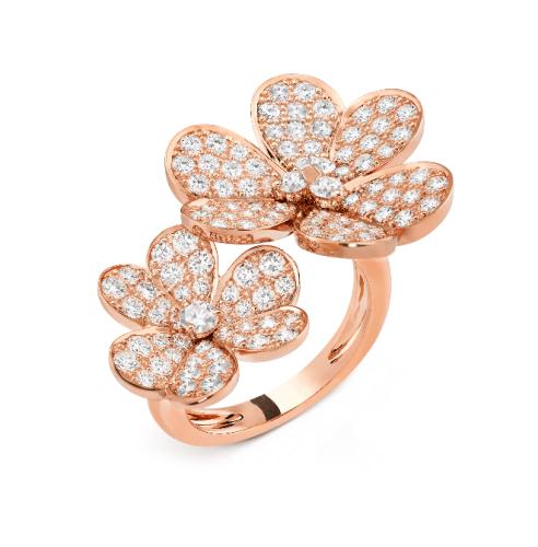 خاتم فان كليف فريفول وردي مرصع كبير بين الأصابع