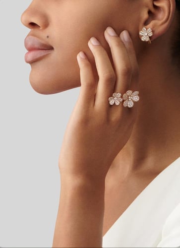 خاتم فان كليف فريفول وردي مرصع كبير بين الأصابع