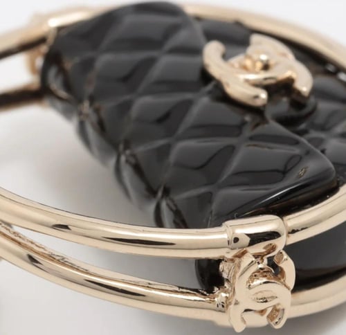 أقراط شانيل حقيبة سوداء