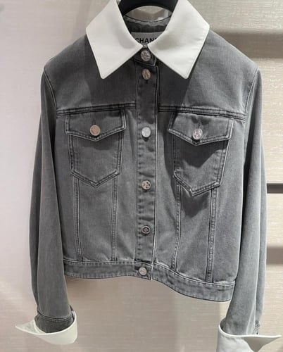 2025 سترة شانيل جاكيت دينم باهت رمادي أبيض