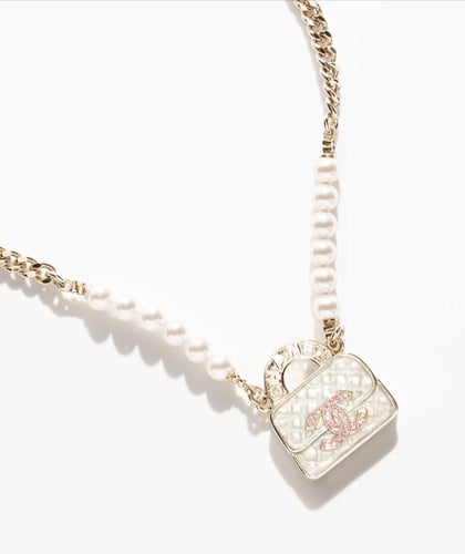 2024 قلادة شانيل بدلاية ذهبي، أبيض لؤلئي، وردي