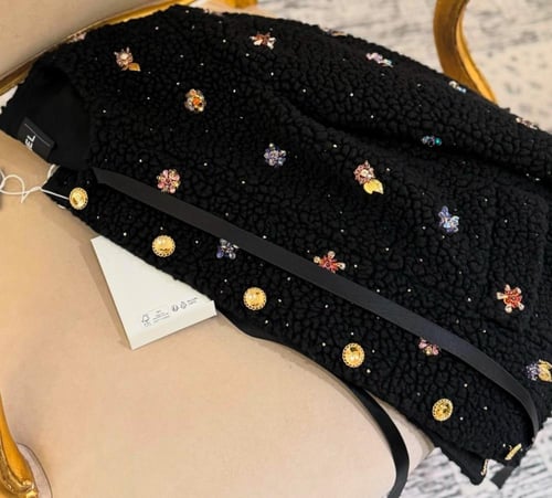 2025 سترة شانيل جاكيت فرو الفانتازيا أسود مطرز بشك