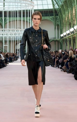 CHANEL 25 حقيبة شانيل جلد أسود وهاردوير ذهبي