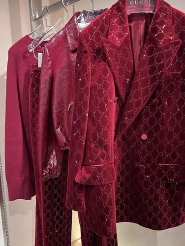 2026 بنطلون غوتشي GG بليزر مخمل برغندي مزينة بترتر...