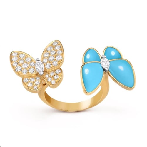 خاتم فان كليف تو باترفلاي بين الأصابع ذهبي تركوازي
