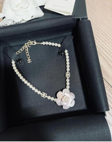 2023 قلادة شوكر لؤلؤ بزهرة الكاميليا الوردية بلوقو...