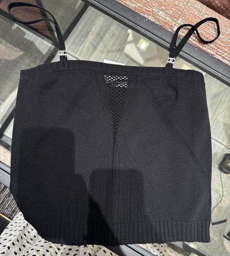 2024 قميص شانيل أسود بلا أكمام