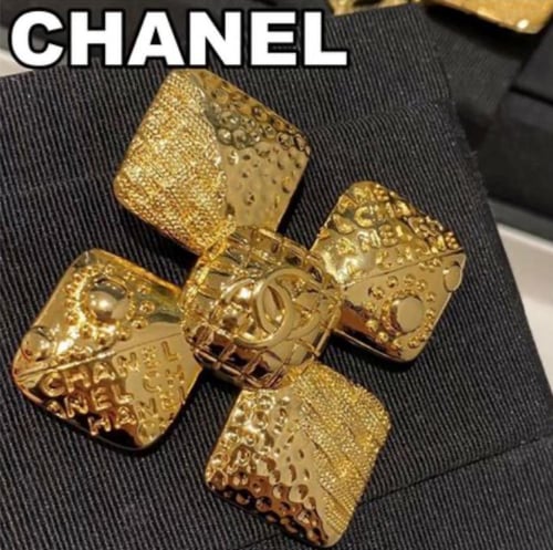 2025 بروش شانيل ذهبي مزخرف