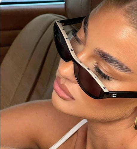 2024 نظارة شانيل شمسية بإطار بيضاوي أبيض بحروف شان...